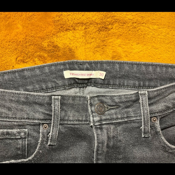 Levi’s • Black Wash High Rise Skinny Jean - Picture 4 of 9